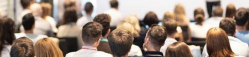 persone che seguono una conferenza